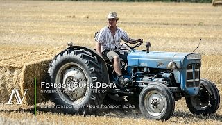 Fordson Super Dexta  Ballentransportdorn  Strohballenbergung · handling straw bales [upl. by Akinak]