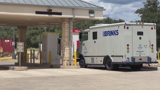 Suspects take bag of cash from armored truck at Wells Fargo on northwest side [upl. by Esidarap60]