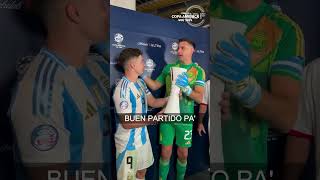 El Dibu Martinez le entregó el premio a mejor jugador a Julian Alvarez [upl. by Lichtenfeld]