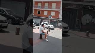 Individuo sentado en un bolardo totalmente incómodo al momento de pasar yo se marcha tranquilamente [upl. by Bernette50]