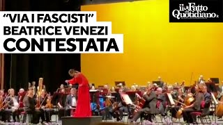 quotNon vogliamo i fascistiquot la direttrice dorchestra Beatrice Venezi contestata a Nizza al concerto [upl. by Estas]