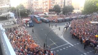 Recibimiento al bus del Valencia CF INCREÍBLE [upl. by Znarf]