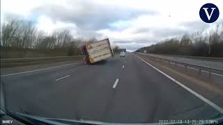 Una ráfaga de viento vuelca un camión en Inglaterra al paso de la tormenta Eunice [upl. by Analad]