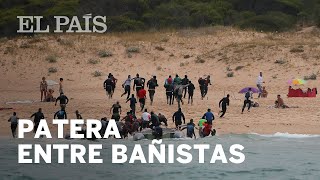 Así llegaron unas 50 personas en patera a una playa de Tarifa  España [upl. by Gorden]