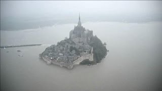 quotMarée du sièclequot le MontSaintMichel redevient une île pour quelques minutes [upl. by Attenborough]