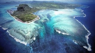 Una cascada bajo del mar en la Isla Mauricio [upl. by Aznerol]