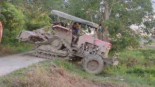 2 biji trekta trek LEKAT wili dan lekat petak dalam 2 track tractor stuck at the mud [upl. by Nikita55]