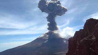 explosión con fumarola de popocatepetl 20 noviembre 2011 [upl. by Breen]