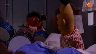 Bert en Ernie ernie speelt muziek om in slaap te vallen [upl. by Garibold]