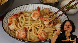 Nouilles udon sautées aux crevettes  avec un peu de beurre pour rehausser le plat [upl. by Kalina]