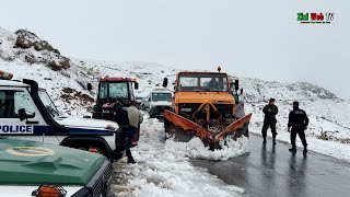 La Gendarmerie Et La Police Déneigent Les Routes Au Col de Ichelladhen à TiziOuzou … Les Détails … [upl. by Nuahsor]