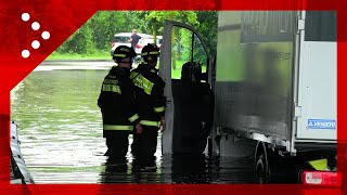 Maltempo Lombardia furgoni bloccati in un sottopasso allagato a Cesano Maderno [upl. by Selrahcnhoj]