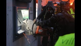 Gilets jaunes acte 3  une banque dégradée à la disqueuse [upl. by Saeger48]