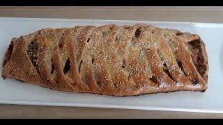 العجينة المورقة محشوة باللحم المفروم و صلصة الطماطمrecette pate feuilletée farcie viande haché [upl. by Akemit]