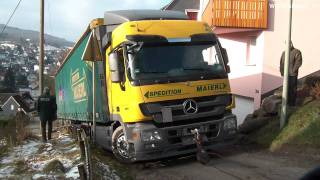 21012011 Wieder LKW festgefahren [upl. by Yerag991]