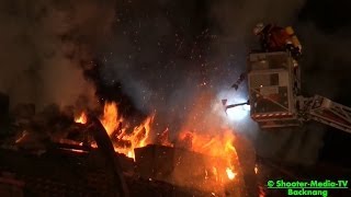 E  DACHSTUHL IN FLAMMEN Dachstuhlbrand  Brandbekämpfung mit einer Drehleiter  BACKNANG [upl. by Okiram652]