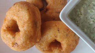 Uzhunnu Vada amp Chutney Recipe  ഉഴുന്ന് വട  Medu Vada  Crispy Uzhunnu Vada  Mammas Recipes [upl. by Furie102]