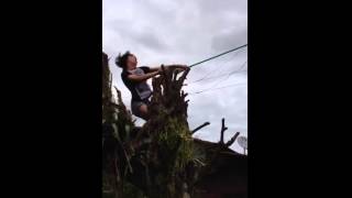 Joven amanerado se electrocuta arriba de un árbol cantando [upl. by Berrie978]