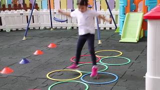 Tanti labirinti e palline colorate per bambini Parco divertimenti con Una mamma per Lucky [upl. by Annekcm917]