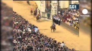 Palio Siena vince lOca polemica dopo morte cavallo [upl. by Schwerin]