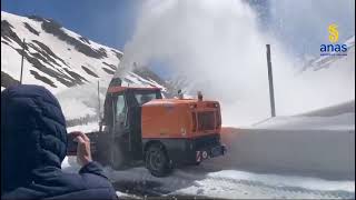 QUANTA NEVE frese allopera per riaprire il colle del Gran San Bernardo SS27 [upl. by Ispep]