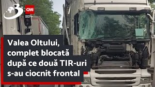 Valea Oltului complet blocată după ce două TIRuri sau ciocnit frontal [upl. by Ahseniuq]