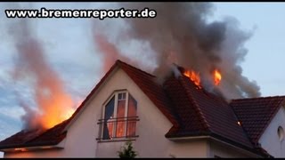 Dachstuhlbrand in Bassum  Großeinsatz für die Feuerwehr  keine Verletzten [upl. by Netnert734]