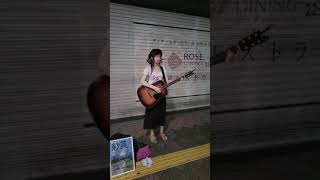 Chica japonesa cantando en la calle [upl. by Elyr]