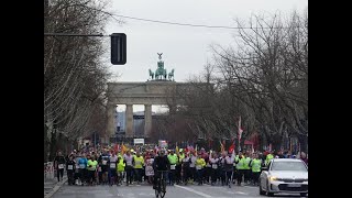 Berlin Neujahrslauf 1 Januar 2024 Unter den Linden Teilnehmer mit Fahnen [upl. by Dranel]