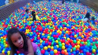 piscina di palline colorate gigante per i 1000 bambini [upl. by Sira]