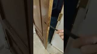 Retocando cajas en una puerta con formón diy carpintero carpinteria interiordesign [upl. by Ahsai]