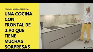 Cocina pequeña moderna en línea recta blanca y arena con perfil gola y encimera de granito [upl. by Aecila]