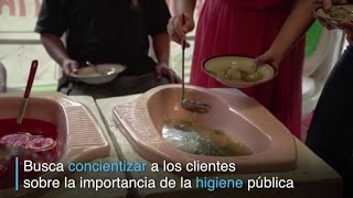 Un restaurante en Indonesia sirve comida en letrinas para educar [upl. by Adnorrahs]