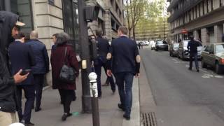 Macron se prend la téte avec un employé dans le 19eme Paris [upl. by Reitrac]