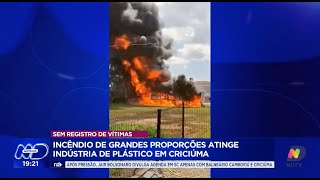 Incêndio de grandes proporções atinge indústria de plástico em Criciúma [upl. by Iniffit]