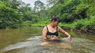 Encounter with a school of TERRIBLE FISH  Catches Fish in Flood Season  Living Alone Off the Grid [upl. by Cornela]