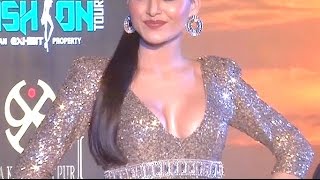 Urvashi Rautela Bouncing BOOBS At Htc Tech Fashion Tour 2016 [upl. by Naillil]