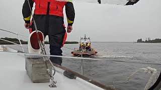 KNRM Lauwersoog redt vastgelopen motorjacht op het Lauwersmeer [upl. by Popper746]