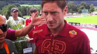 Francesco Totti con i tifosi a Brunico  21 luglio 2011 [upl. by Anadal474]