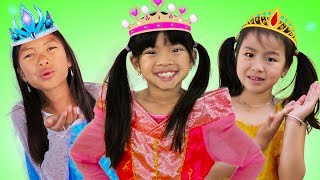 Jannie Emma amp Wendy Pretend Play HALLOWEEN Costume Dress Up Runway Show [upl. by Ratib]