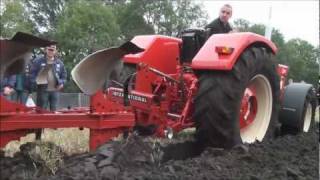 Ploegen met International 844S en Farmall 806 Trekkerweb [upl. by Yajiv]