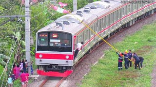 PERJALANAN KRL BERHENTI OLEH ADA NYA LAYANGLAYANG TERSANGKUT DI JARINGAN LISTRIK COMMUTER LINE [upl. by Ellerol824]