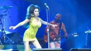 Amy Winehouse faz pirueta e cai no palco durante show [upl. by Leva]