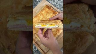 Empanada de hojaldre rellena de jamón queso nata y huevo receta fácil [upl. by Boardman480]