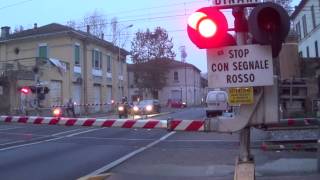 Passaggio a livello con semibarriere di via Candiano in HD  Ravenna 5  Level Crossing  道口 [upl. by Esinart33]