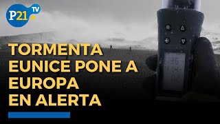 Violenta tormenta Eunice golpea Reino Unido y pone en alerta a Europa [upl. by Dnyletak512]