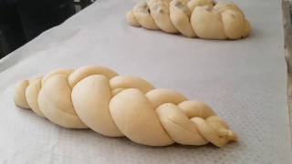 Tressage de la Challah  3 brins [upl. by Nonnahc634]