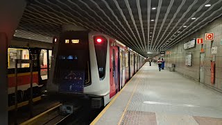 Świąteczne Metro Warszawskie 2023 linia M1 Przejazd Ratusz Arsenał  Młociny [upl. by Darees]