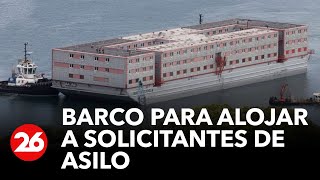 Barco para alojar a solicitantes de asilo llega a puerto británico  26Global [upl. by Reinal]