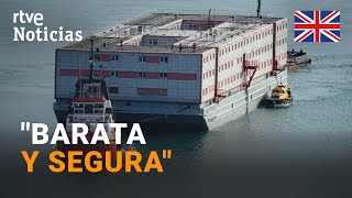 REINO UNIDO Llega a la COSTA una POLÉMICA BARCAZA para alojar a 500 INMIGRANTES  RTVE Noticias [upl. by Mosley593]